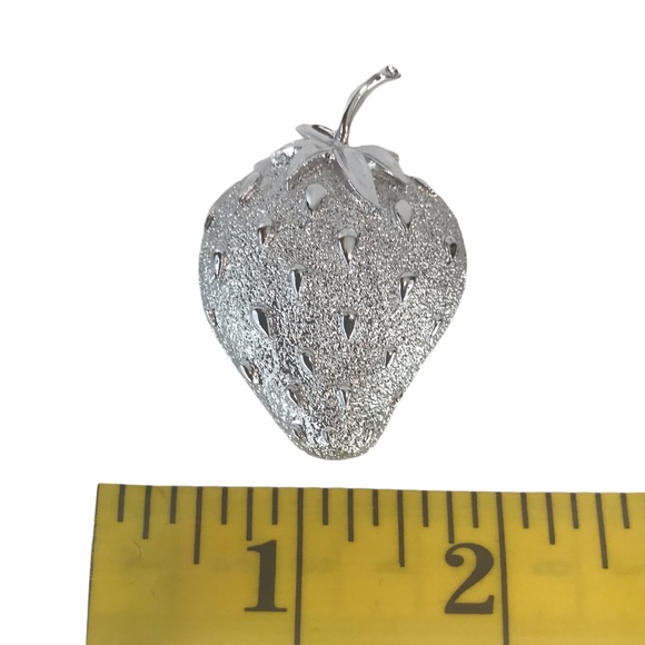 Sarah Coventry Strawberry Pin Brooch Silver Tone - Picture 5 of 5